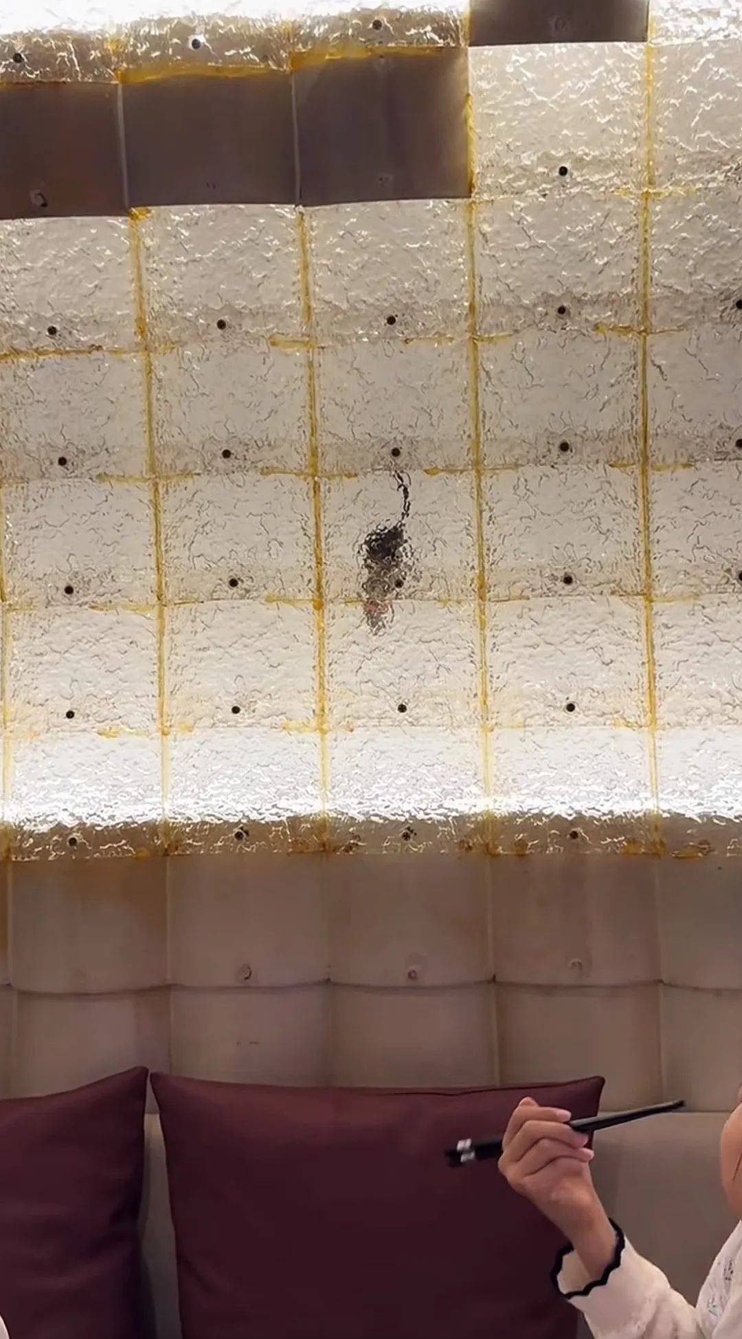 北京一烤鸭店内玻璃墙惊现老鼠<strong></p>
<p>中国石化股票</strong>，店家回应：不知道，不清楚