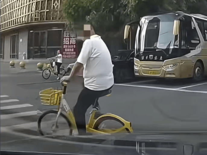 “没人治你<strong></p>
<p>中国石化股票</strong>,00后治你”!19岁男司机被刑拘