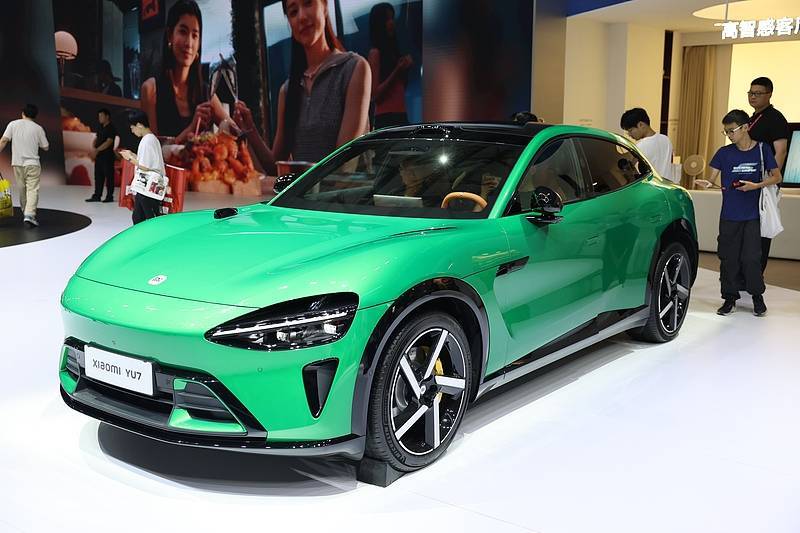 雷军发起小米YU7版本更名投票：标准版绝非“丐版”