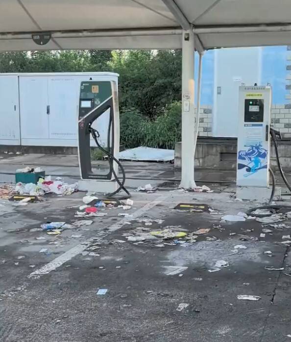 河北服务区垃圾成灾<strong></p>
<p>中国石化股票</strong>,游客被迫蹲台阶就餐?当地回应