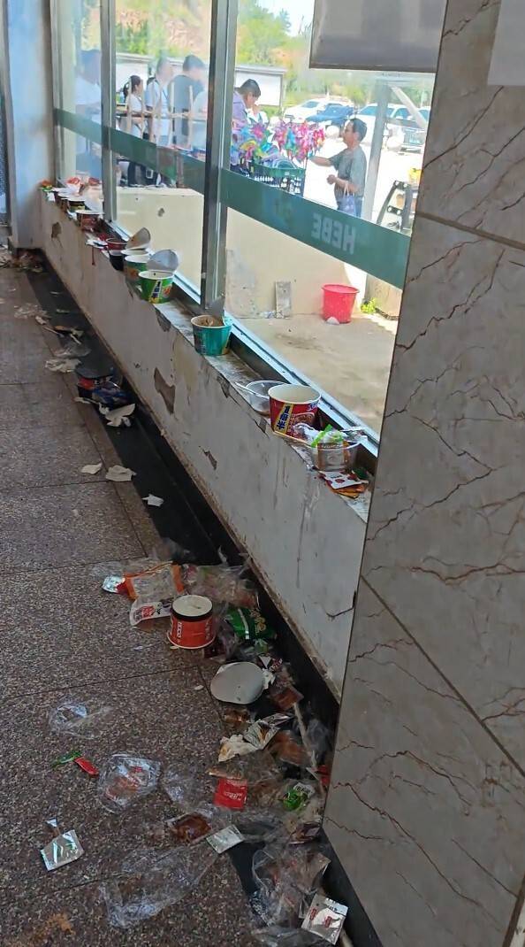 河北服务区垃圾成灾<strong></p>
<p>中国石化股票</strong>,游客被迫蹲台阶就餐?当地回应