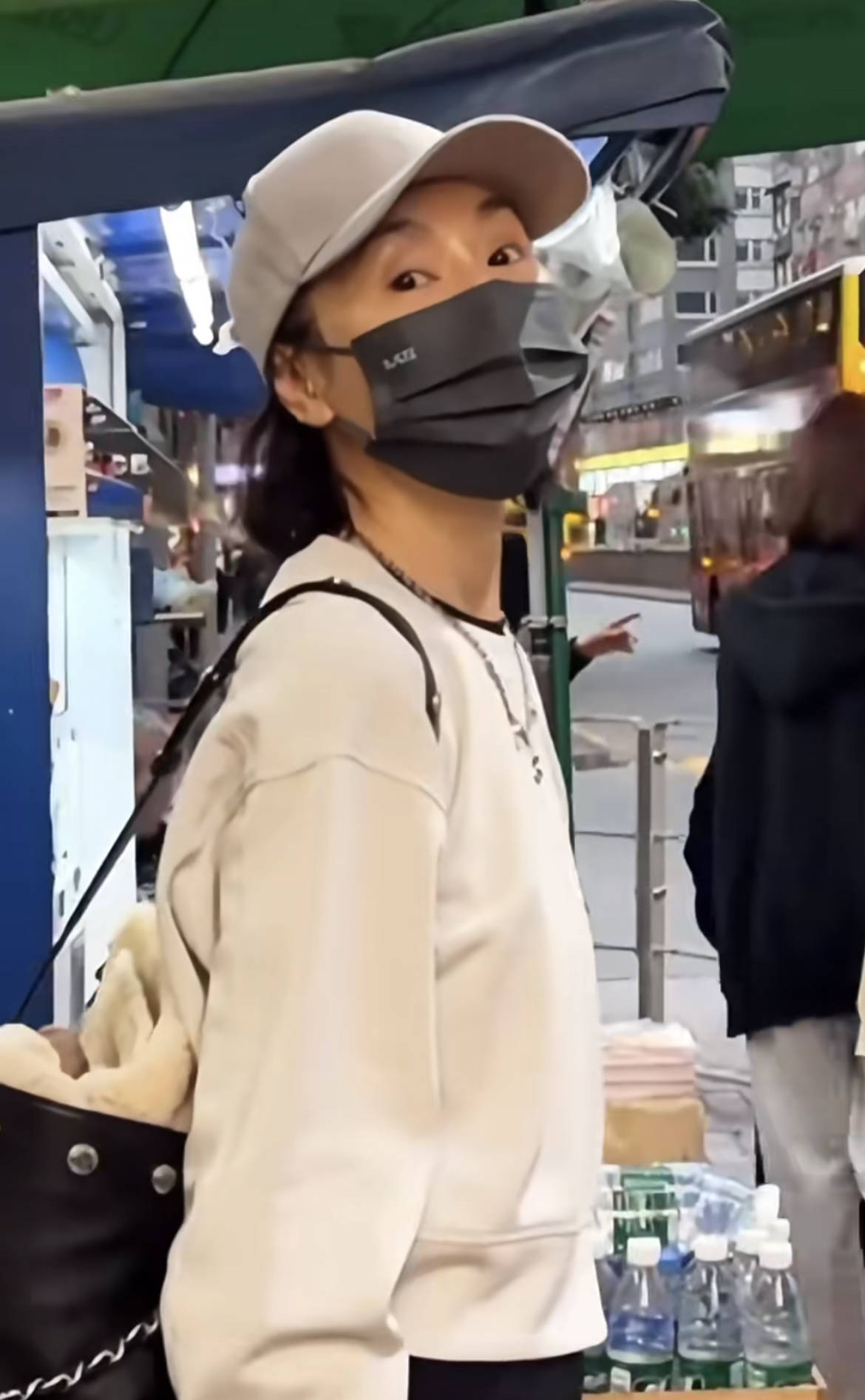 60岁张曼玉突然营业<strong></p>
<p>中国石化股票</strong>,穿79元T恤配10万珠宝,生活如此鲜活松弛!