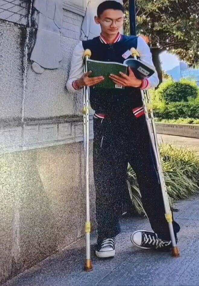 录取书送达时凉山“拄拐少年”已离世 老师同学纷纷悼念