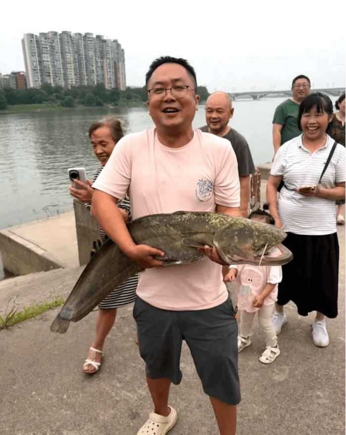 四川一男子钓1米长大鱼后放生<strong></p>
<p>葫芦娃股票</strong>，围观者高呼“卖给我”，回应：钓鱼是为娱乐