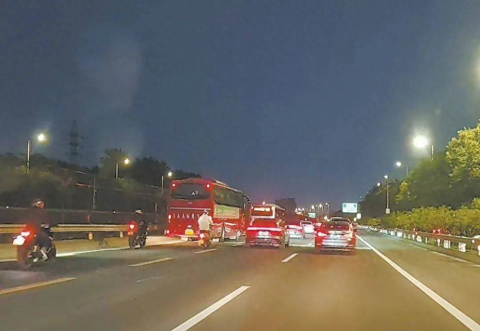 正在严查！京通快速路<strong></p>
<p>葫芦娃股票</strong>，半小时18辆摩托车违法行驶