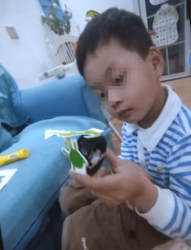 卧室门打不开<strong></p>
<p>葫芦娃股票</strong>，爸爸接了通电话，撬门后发现4岁半儿子从22楼坠落，蜷缩在一楼绿化带……