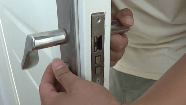 卧室门打不开<strong></p>
<p>葫芦娃股票</strong>，爸爸接了通电话，撬门后发现4岁半儿子从22楼坠落，蜷缩在一楼绿化带……