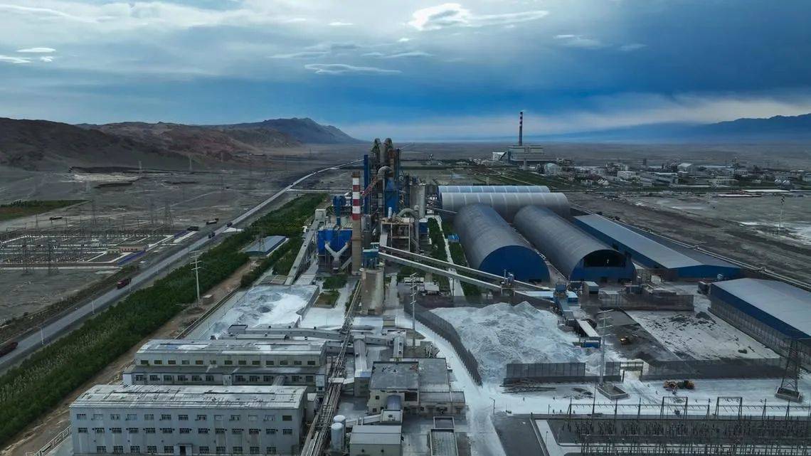 普京乘兴而归<strong></p>
<p>利亚德股票</strong>，专机还没回到本土，平地响起一声惊雷，俄军工厂又被炸成废墟，140人伤亡