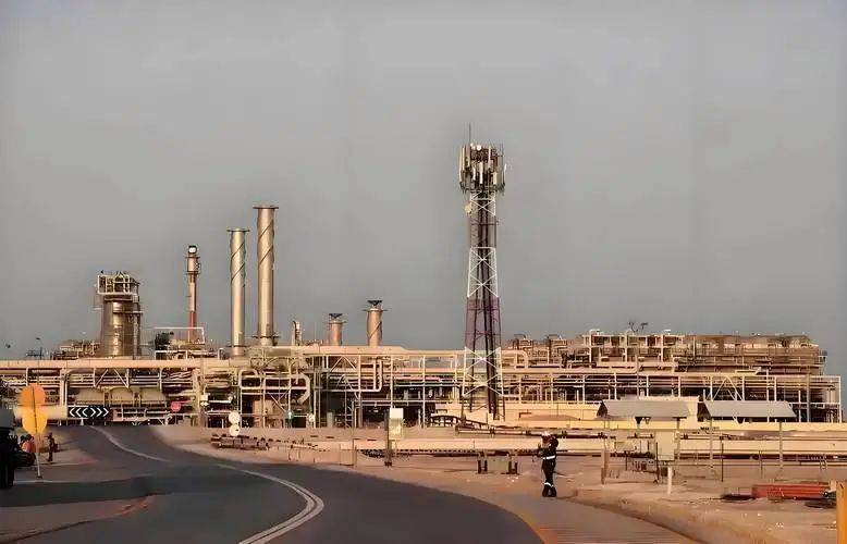 普京乘兴而归<strong></p>
<p>利亚德股票</strong>，专机还没回到本土，平地响起一声惊雷，俄军工厂又被炸成废墟，140人伤亡