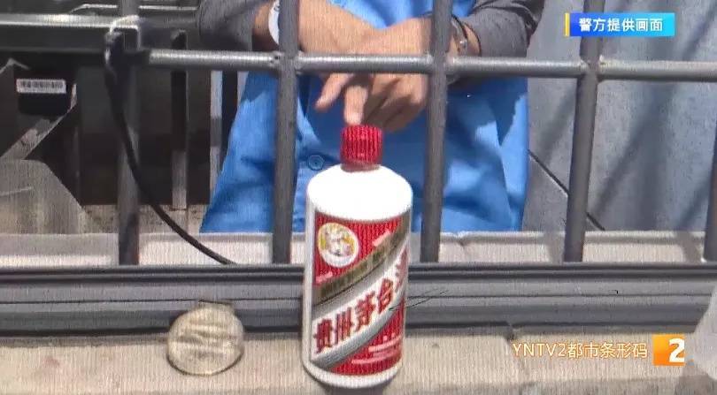 凌晨怪事!男子提着茅台袋子在车库<strong></p>
<p>利亚德股票</strong>,翻垃圾桶竟为了.....