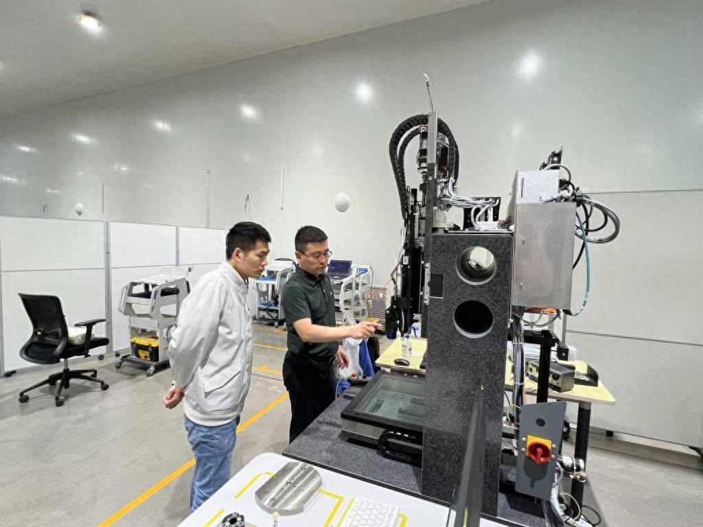 21年<strong></p>
<p>利亚德股票</strong>，从0.9到0.28微米，这位“青岛大工匠”让中国制造登上世界精度最高峰