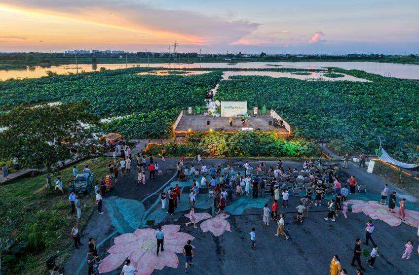 安徽庐江:乡村音乐会 艺术进景区