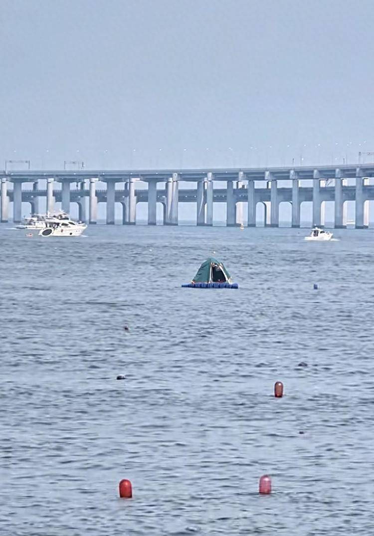 游客在海面搭建移动帐篷露营<strong></p>
<p>利亚德股票</strong>，大连海警：不违规，但需注意安全