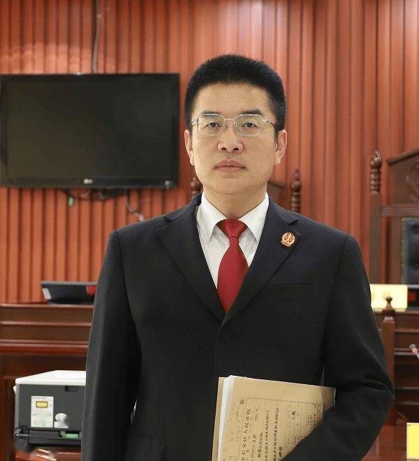 秦岭脚下二十年如一日健身晨跑的他<strong></p>
<p>利亚德股票</strong>,以自律、温度与力量滋养法治年轮