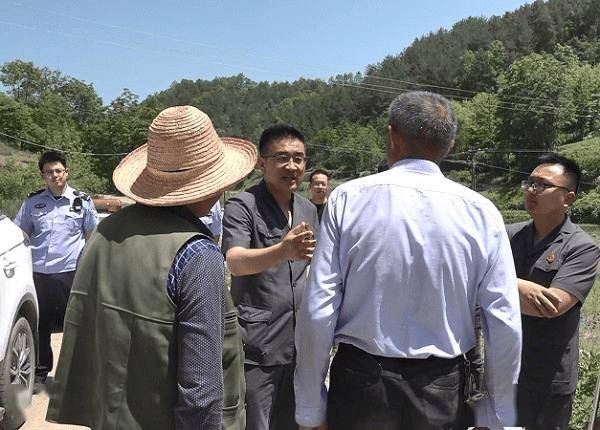 秦岭脚下二十年如一日健身晨跑的他<strong></p>
<p>利亚德股票</strong>,以自律、温度与力量滋养法治年轮