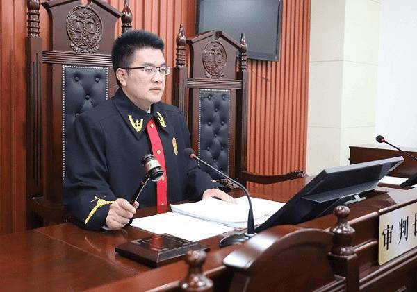 秦岭脚下二十年如一日健身晨跑的他<strong></p>
<p>利亚德股票</strong>,以自律、温度与力量滋养法治年轮