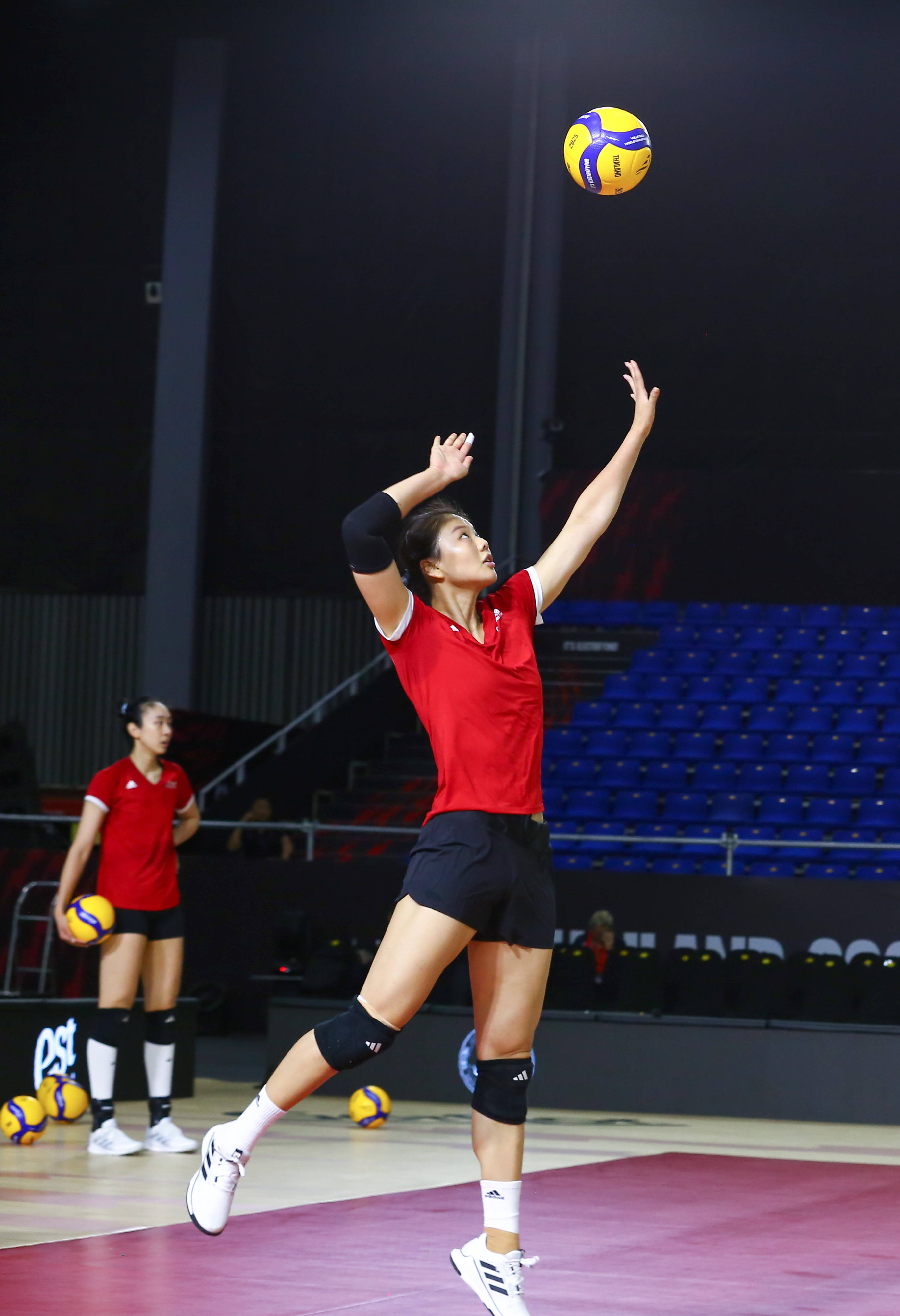 (体育)排球——女排世锦赛:中国队进行赛前训练