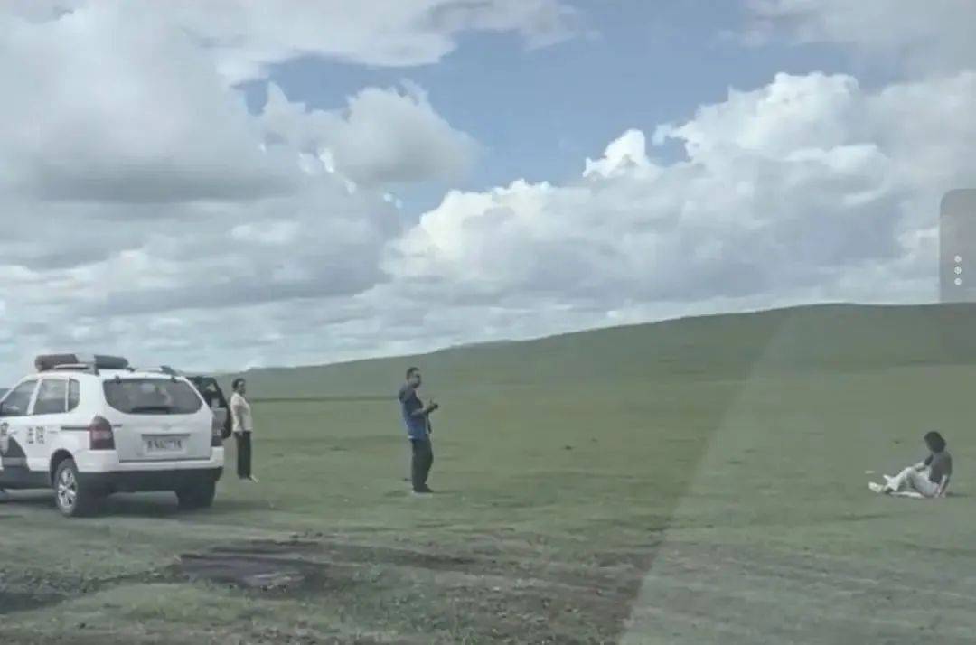 黑N法院警车停草原上一男一女旁边拍照<strong></p>
<p>上海莱士股票</strong>，官方回应：不存在公车私用，工作人员帮一女性游客拍照