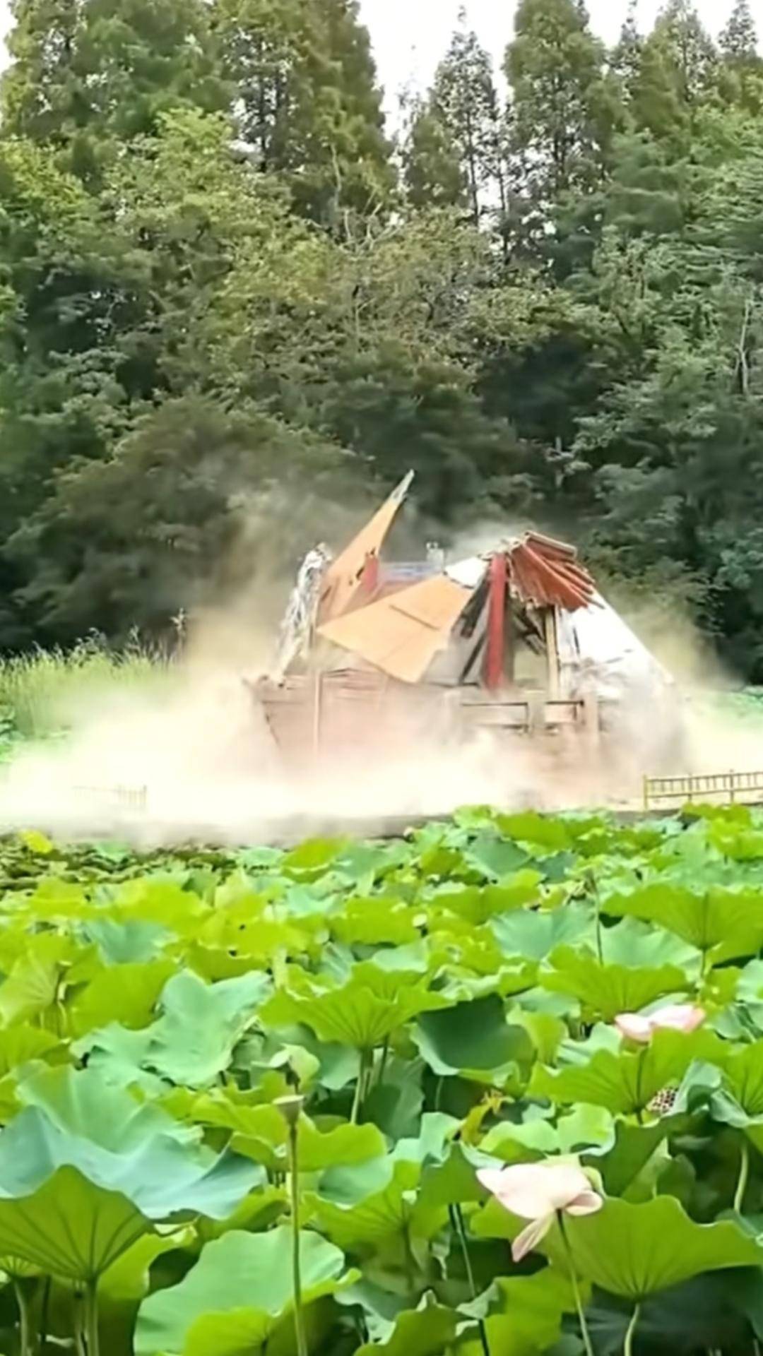 青岛中山公园一凉亭突然倒塌：一年前刚完成修缮<strong></p>
<p>股票市值</strong>，园方称无伤亡原因待查