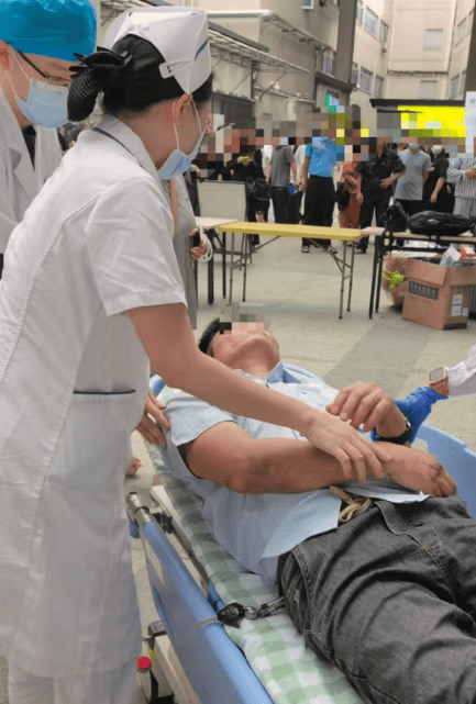 东莞一男子陪同家人就诊时突然倒地<strong></p>
<p>股票市值</strong>,护士“火眼金睛”抢回生机