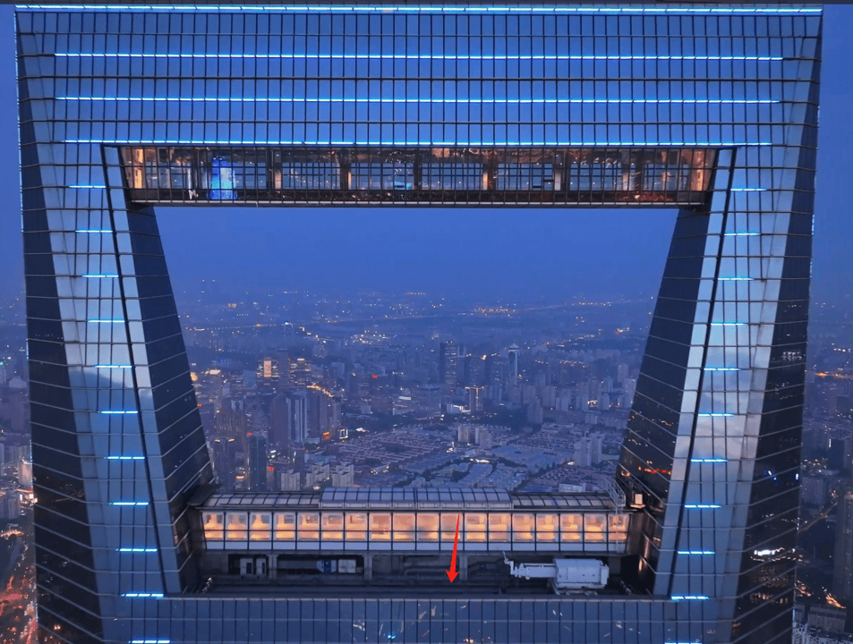 上海环球金融中心楼顶无人机对撞！对话管理方：9年已坠95架<strong></p>
<p>中国中免股票</strong>，楼顶“风洞”成黑飞重灾区！