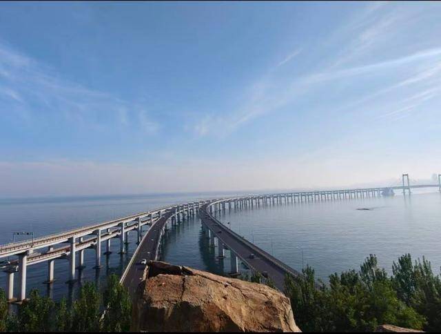 大连一跨海大桥观景台有游客翻栏杆踩空心造景石拍照<strong></p>
<p>中国中免股票</strong>，当地回应