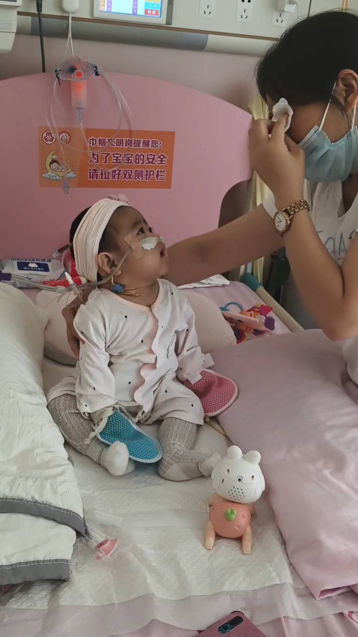 奶奶在哭<strong></p>
<p>深康佳a股票</strong>,宝宝在笑!40天女婴重病,00后父亲割肝救女,术后这一幕让网友泪奔