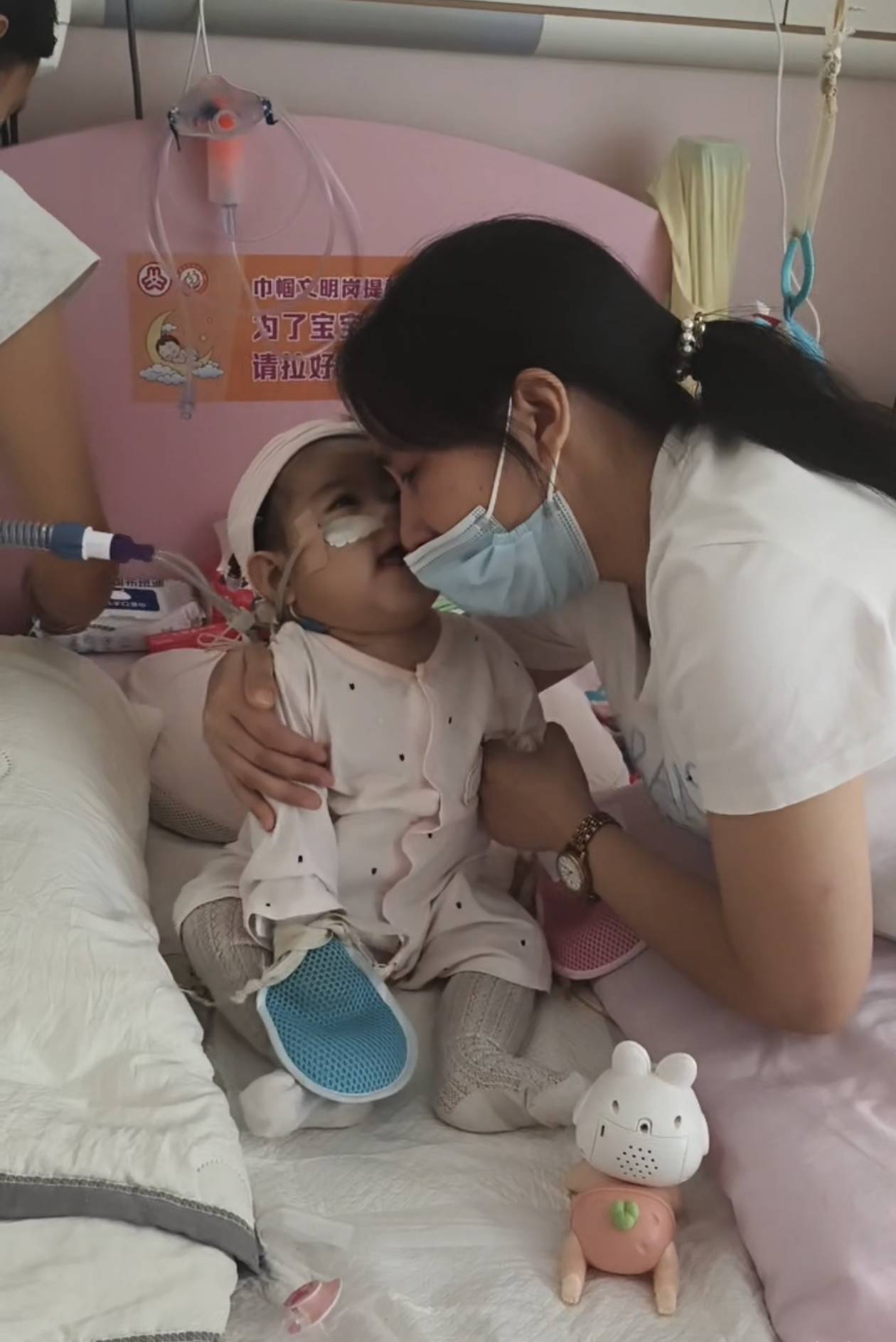 奶奶在哭<strong></p>
<p>深康佳a股票</strong>,宝宝在笑!40天女婴重病,00后父亲割肝救女,术后这一幕让网友泪奔