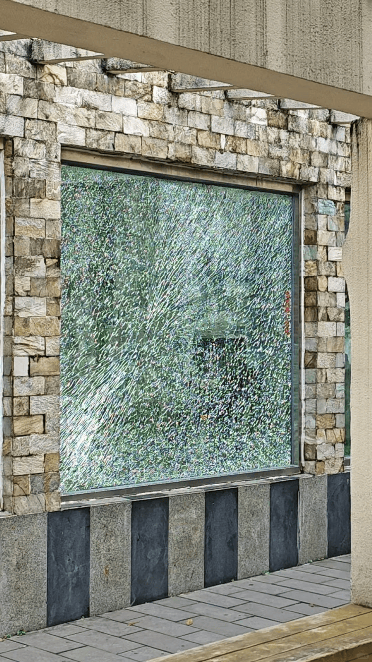 成都动物园山魈“暴走”用石头砸碎馆舍玻璃<strong></p>
<p>深康佳a股票</strong>,园方:属实,将评估是否移除小石头