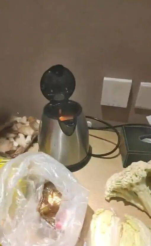 男子发视频“炫耀”用客房水壶煮火锅<strong></p>
<p>深康佳a股票</strong>，当事酒店回应