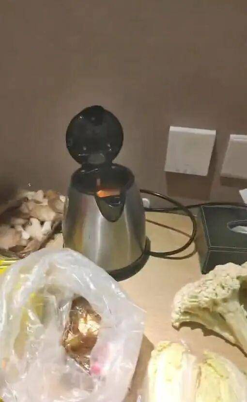 男子在澳门某酒店用水壶煮火锅<strong></p>
<p>长盈精密股票</strong>，负责人：会警告，若损坏需照价赔偿