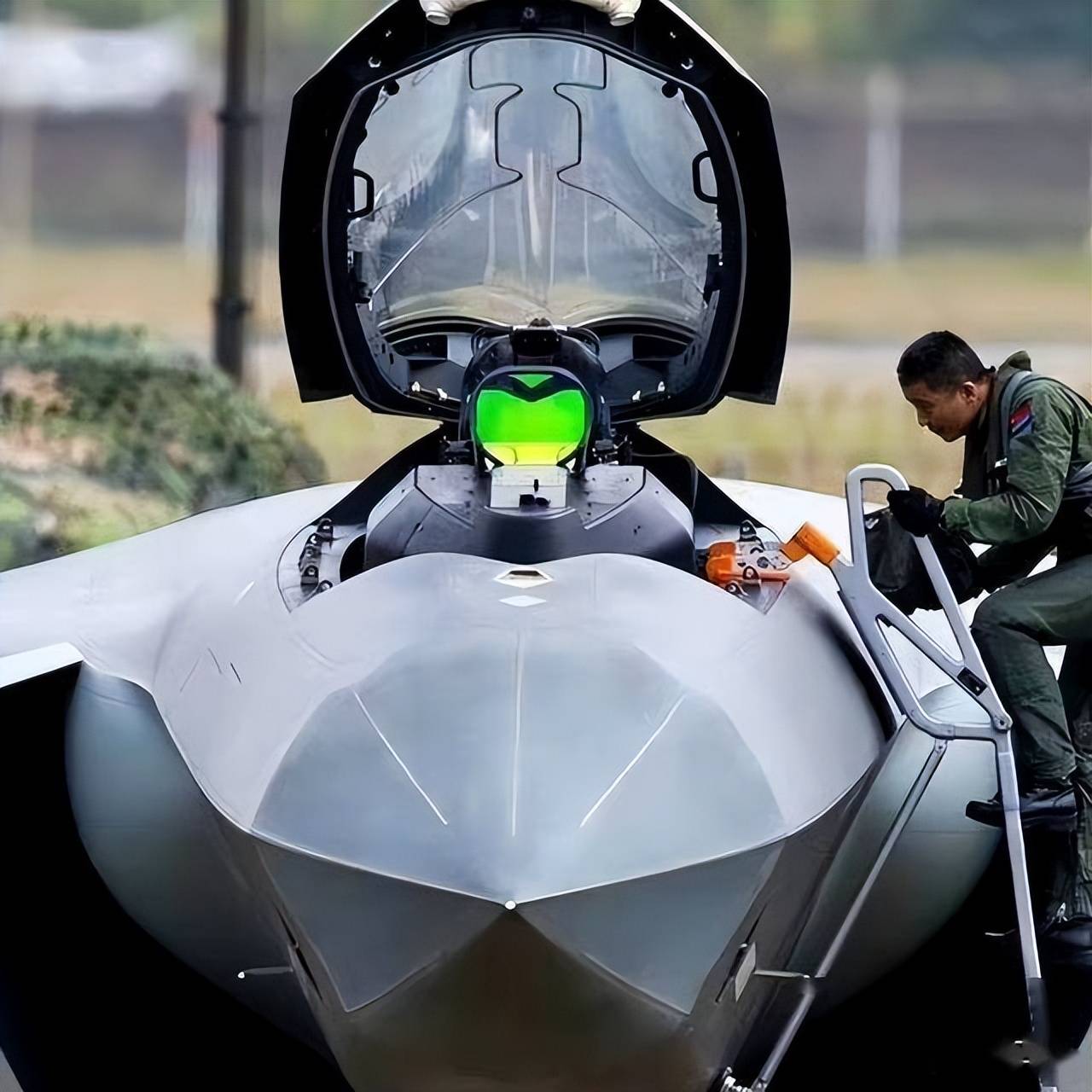 中航官宣歼-20S性能升级<strong></p>
<p>长盈精密股票</strong>，不仅飞得更远，更要改写空战规则