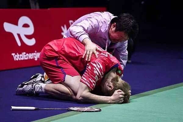 祝贺!石宇奇2比1逆转昆拉武特<strong></p>
<p>长盈精密股票</strong>,获得羽毛球世锦赛男单冠军!