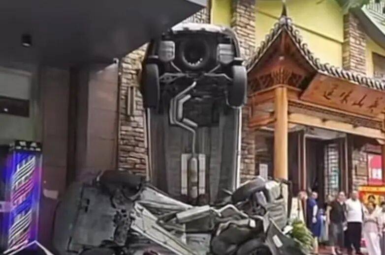 车辆失控驶入路边停车位致1死2伤<strong></p>
<p>长盈精密股票</strong>,警方通报