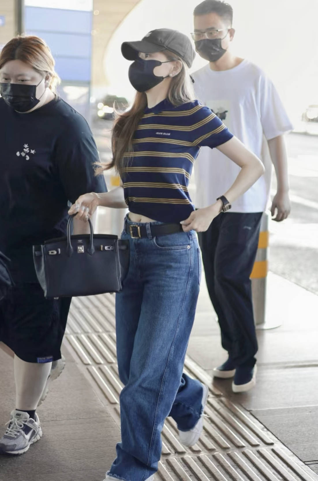 50岁佘诗曼机场街拍秀蛮腰身材绝了<strong></p>
<p>美的集团股票</strong>！王心凌同样穿法重返18岁