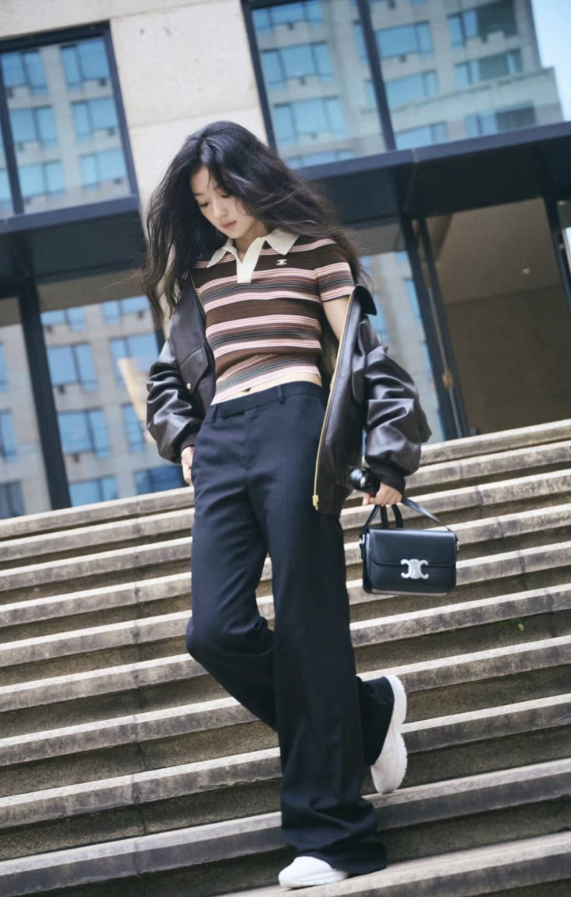 50岁佘诗曼机场街拍秀蛮腰身材绝了<strong></p>
<p>美的集团股票</strong>！王心凌同样穿法重返18岁