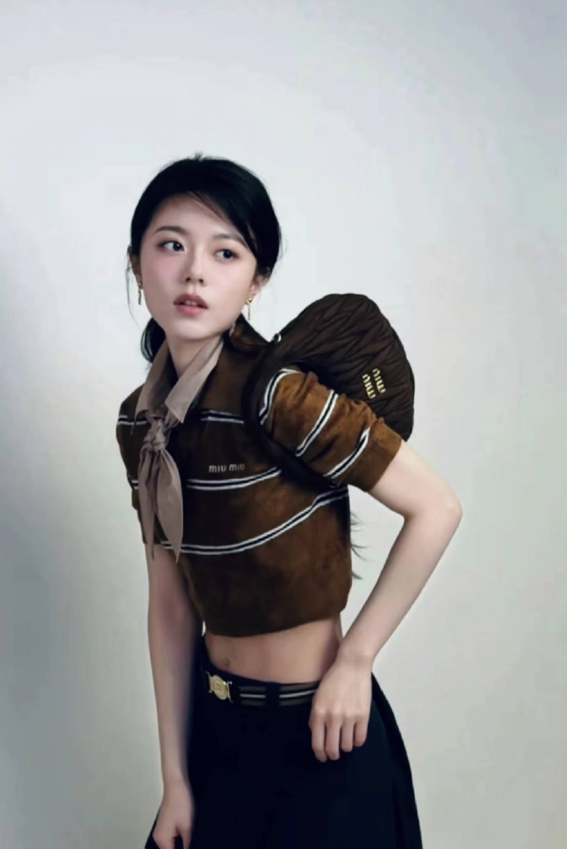 50岁佘诗曼机场街拍秀蛮腰身材绝了<strong></p>
<p>美的集团股票</strong>！王心凌同样穿法重返18岁