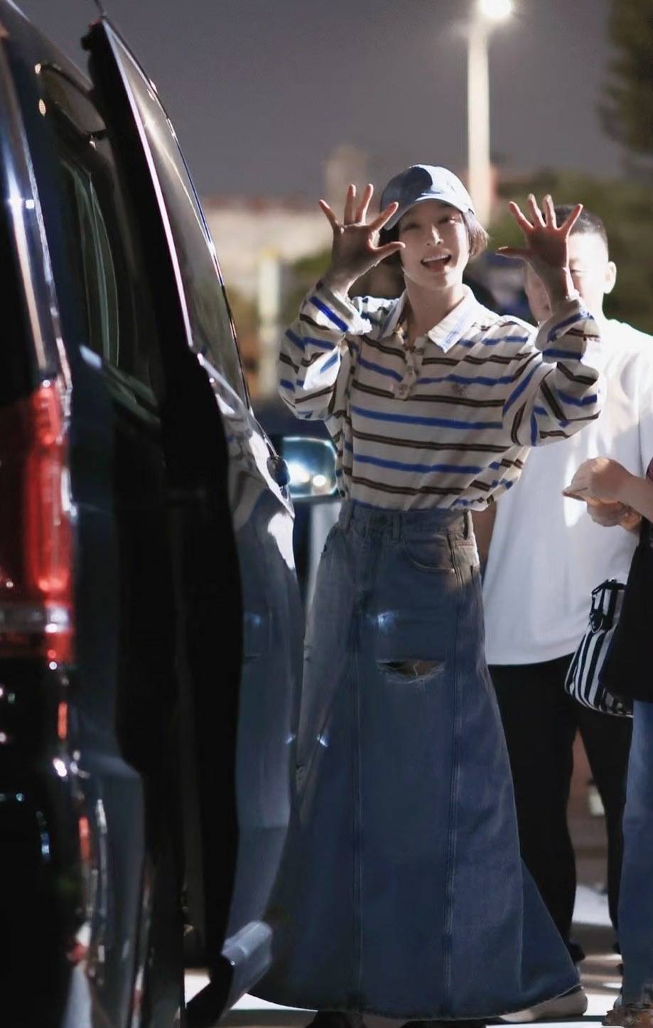 50岁佘诗曼机场街拍秀蛮腰身材绝了<strong></p>
<p>美的集团股票</strong>！王心凌同样穿法重返18岁