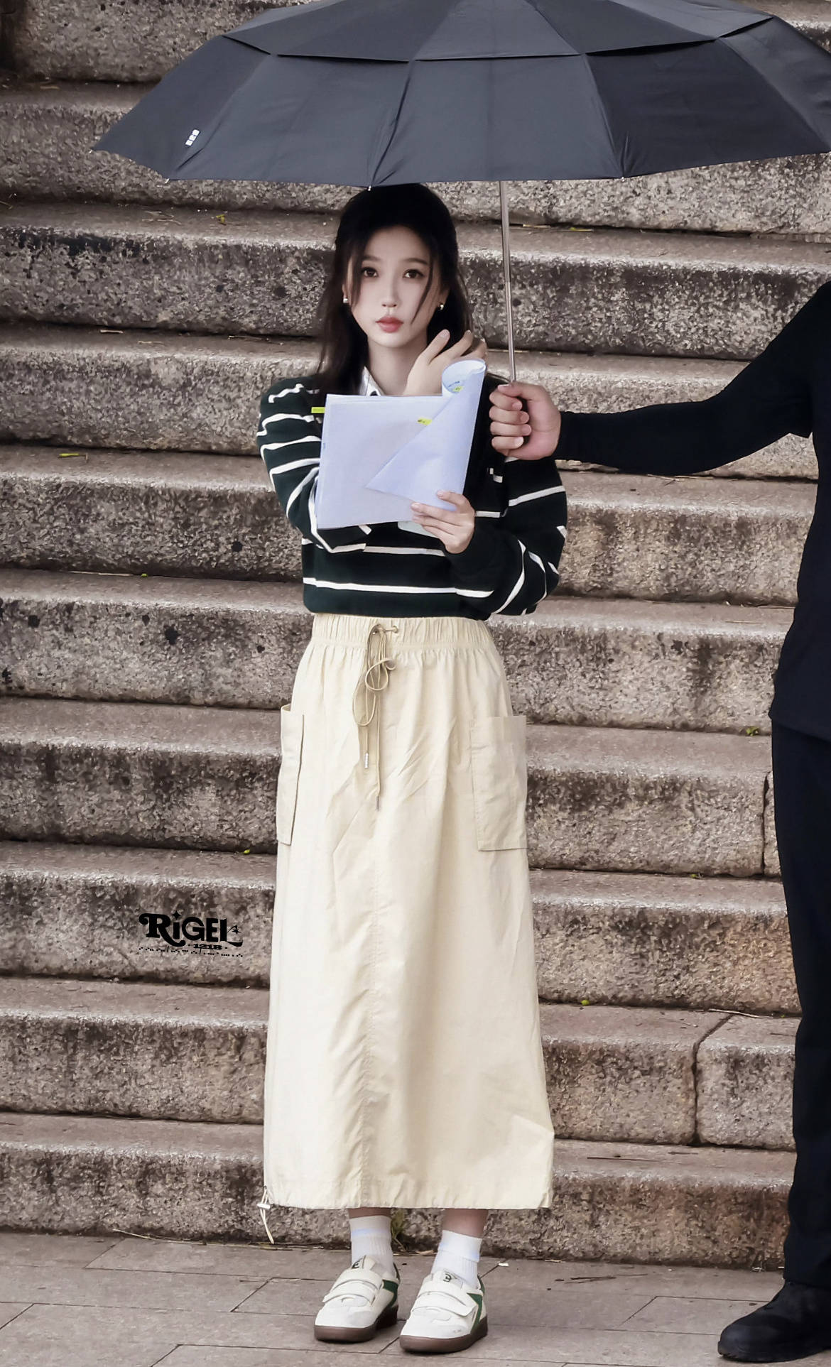 50岁佘诗曼机场街拍秀蛮腰身材绝了<strong></p>
<p>美的集团股票</strong>！王心凌同样穿法重返18岁