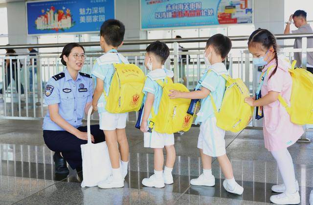 深港跨境学童开学了<strong></p>
<p>美的集团股票</strong>，刷指纹10秒快捷通关