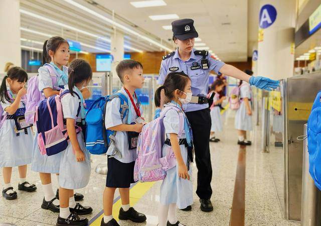 深港跨境学童开学了<strong></p>
<p>美的集团股票</strong>，刷指纹10秒快捷通关