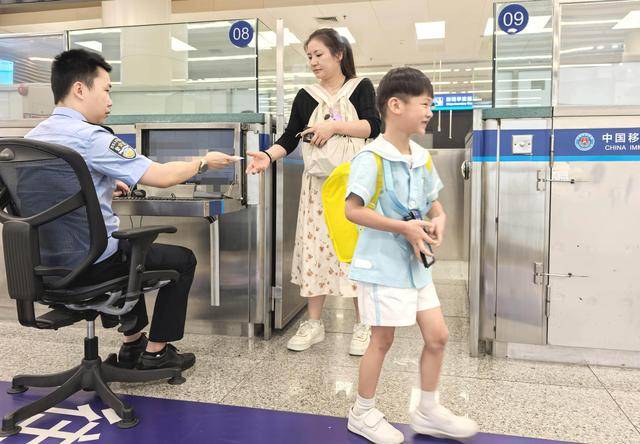 深港跨境学童开学了<strong></p>
<p>美的集团股票</strong>，刷指纹10秒快捷通关