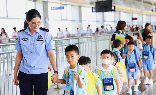 深港跨境学童开学了<strong></p>
<p>美的集团股票</strong>，刷指纹10秒快捷通关