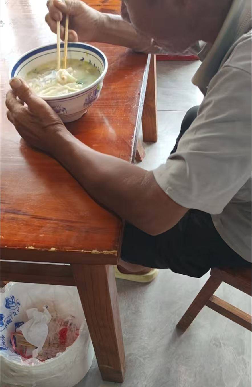 店门口大爷竹筐卖不动<strong></p>
<p>大唐电信股票</strong>,河南周口面馆老板暖心发视频帮卖,网友隔空下单:我出钱你送人