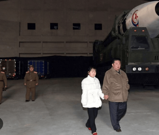 金正恩女儿首登国际舞台<strong></p>
<p>深圳华强股票</strong>，引爆接班传闻！英国首相被架空，工党内斗成全武行…