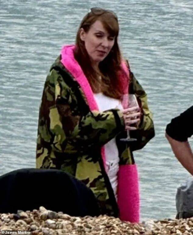 金正恩女儿首登国际舞台<strong></p>
<p>深圳华强股票</strong>，引爆接班传闻！英国首相被架空，工党内斗成全武行…