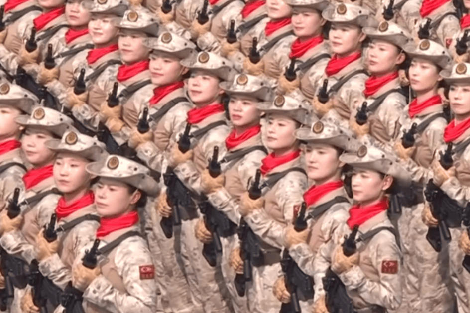 “民兵方队中一眼就认出了她<strong></p>
<p>深圳华强股票</strong>,我们的陈老师!”