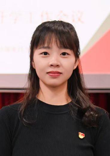 “民兵方队中一眼就认出了她<strong></p>
<p>深圳华强股票</strong>,我们的陈老师!”