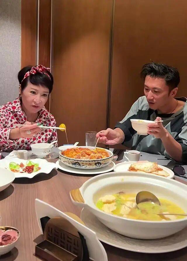 考古|89岁谢贤现身依旧时髦!与小49岁女友分手后开搞事业<strong></p>
<p>深圳华强股票</strong>,疑已交代后事的他太潇洒