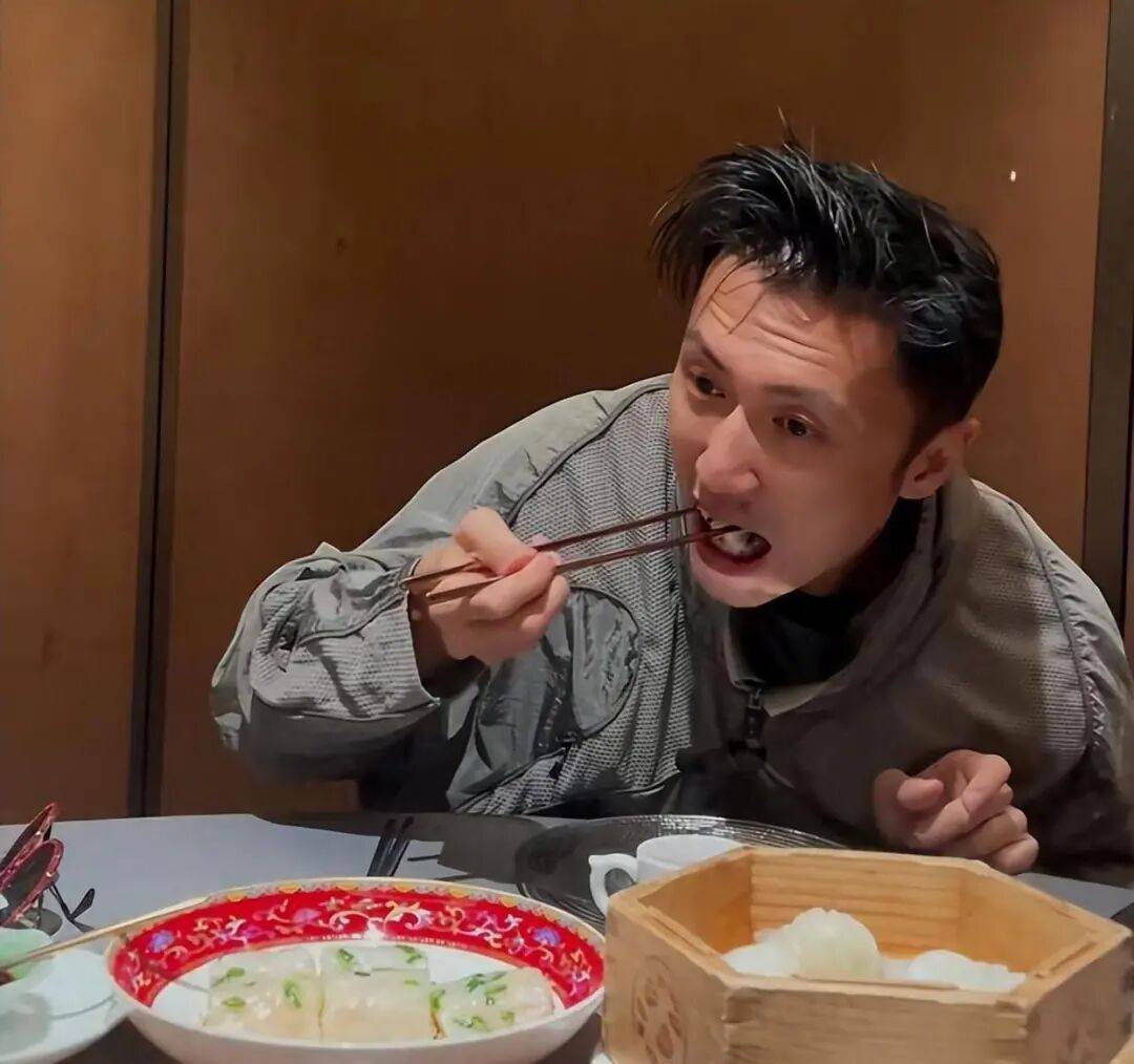 考古|89岁谢贤现身依旧时髦!与小49岁女友分手后开搞事业<strong></p>
<p>深圳华强股票</strong>,疑已交代后事的他太潇洒